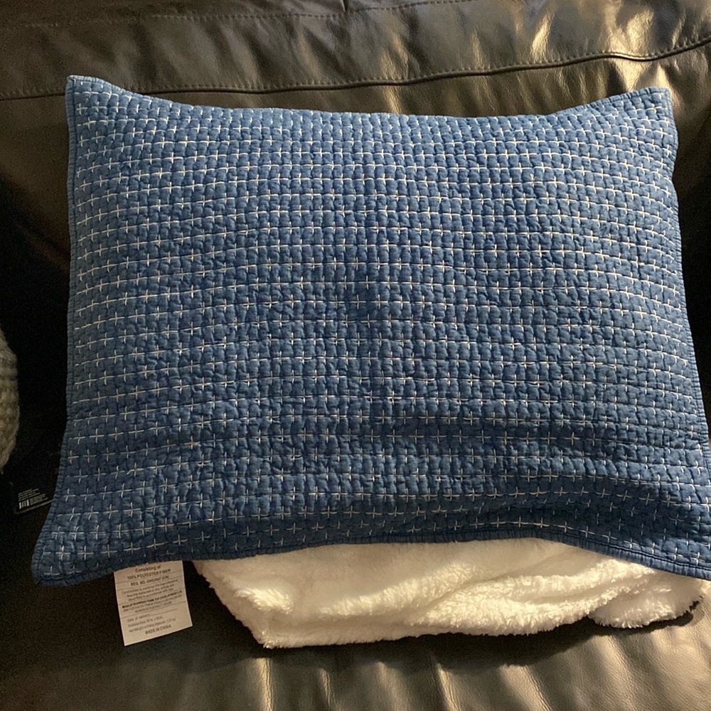 Pottery Barn Teen
Denim Stitch Sham, Standard
Blue Denim Quilted
100% Cotton NWT